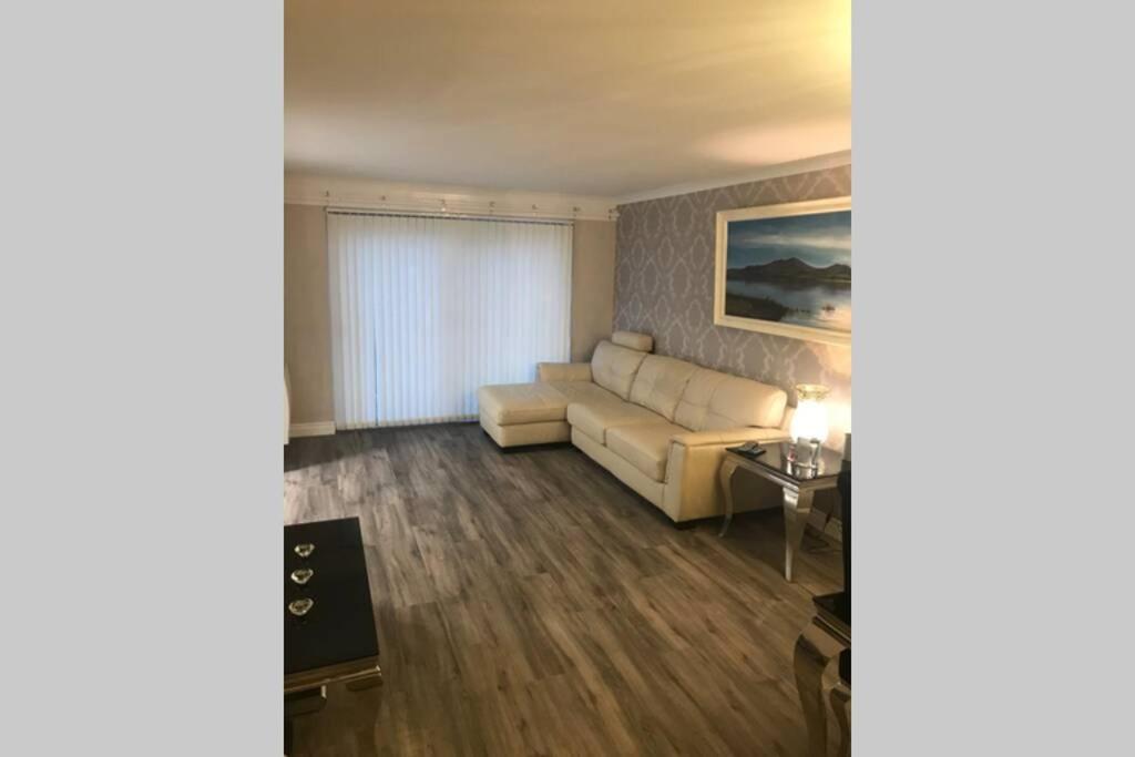 Largs Sea Front, Modern Apartment 외부 사진