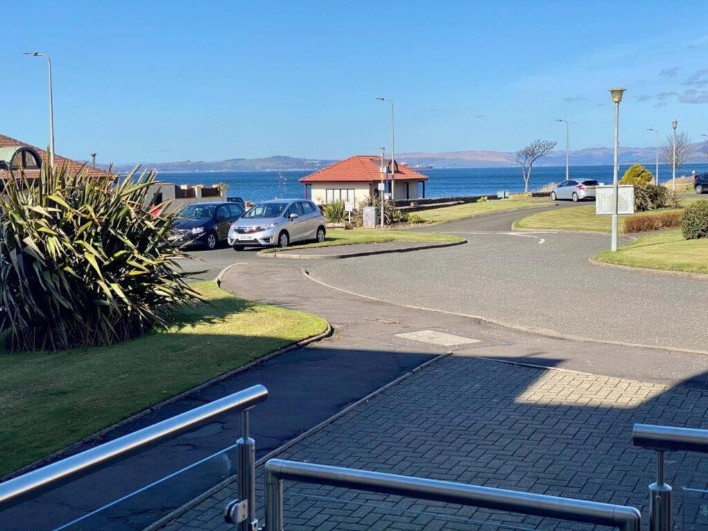 Largs Sea Front, Modern Apartment 외부 사진